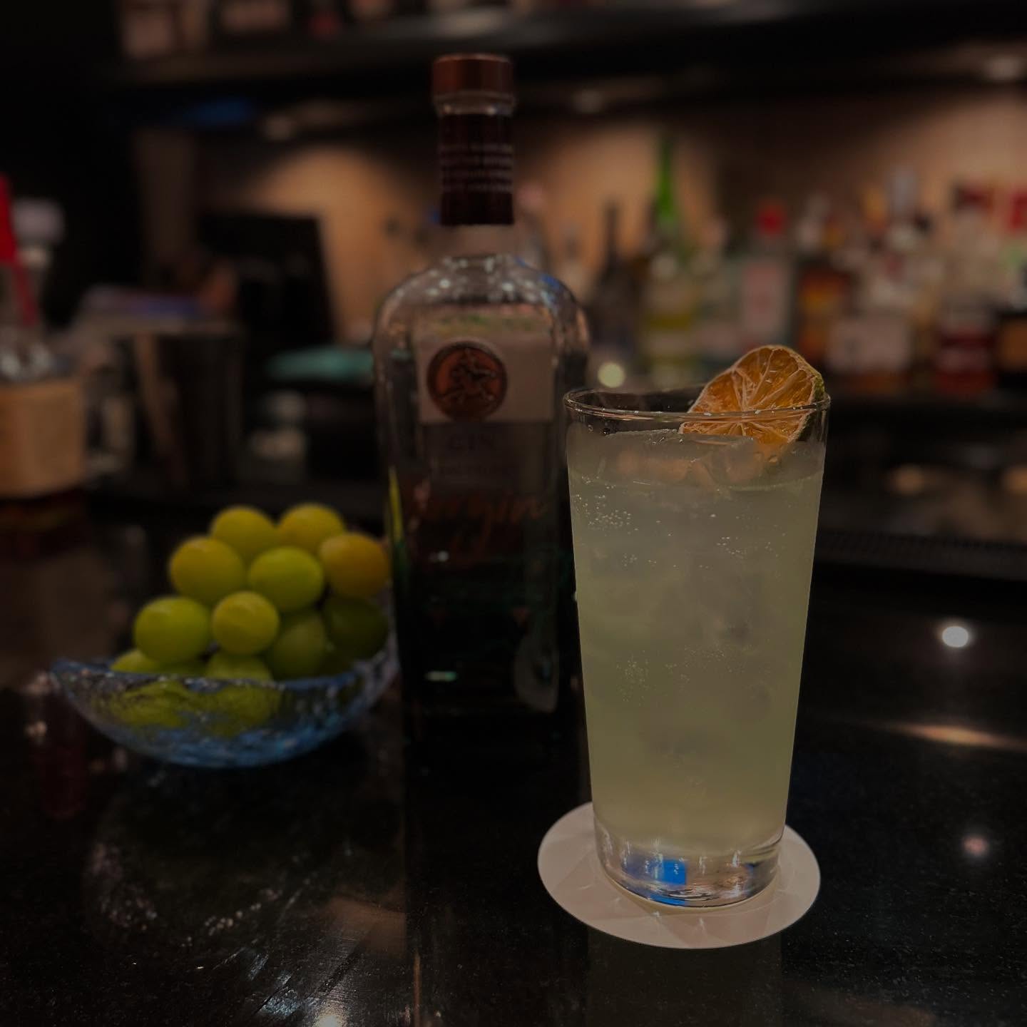 シャインマスカットのジントニック

シャインマスカット
ソルジン
(白ぶどうの蒸留酒をベースに作られたジン)
トニックウォーター
ソーダ
#新宿 #新宿グルメ #新宿ディナー #歌舞伎 #歌舞伎グルメ
#フレンチ #カクテル #cocktail #マスカット #ぶどう #ダイニングバー #バー #bar #居酒屋