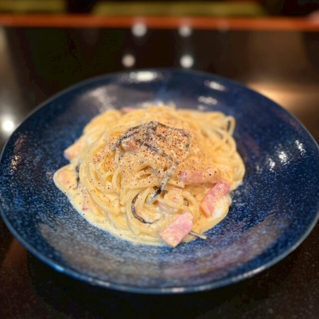 🍝塩昆布カルボナーラ
当店副店長の自慢のオリジナルカルボナーラ！
塩昆布の塩気が、パンチのあるカルボナーラに仕立てあげてくれます
・
・
・
・
・
#新宿グルメ #歌舞伎グルメ #ダイニングバー #カフェ #パスタ