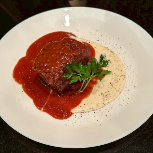 豚肉の赤ワインブレゼ
じっくり煮込んだ豚バラはホロホロと柔らかい食感🤤
肉汁、赤ワインのソースの染み込んだマッシュポテトも👍
・
・
・
・
・
#新宿 #新宿グルメ #新宿ディナー #歌舞伎 #歌舞伎グルメ #フレンチ #ダイニングバー #バー #居酒屋 #カフェ #夜カフェ