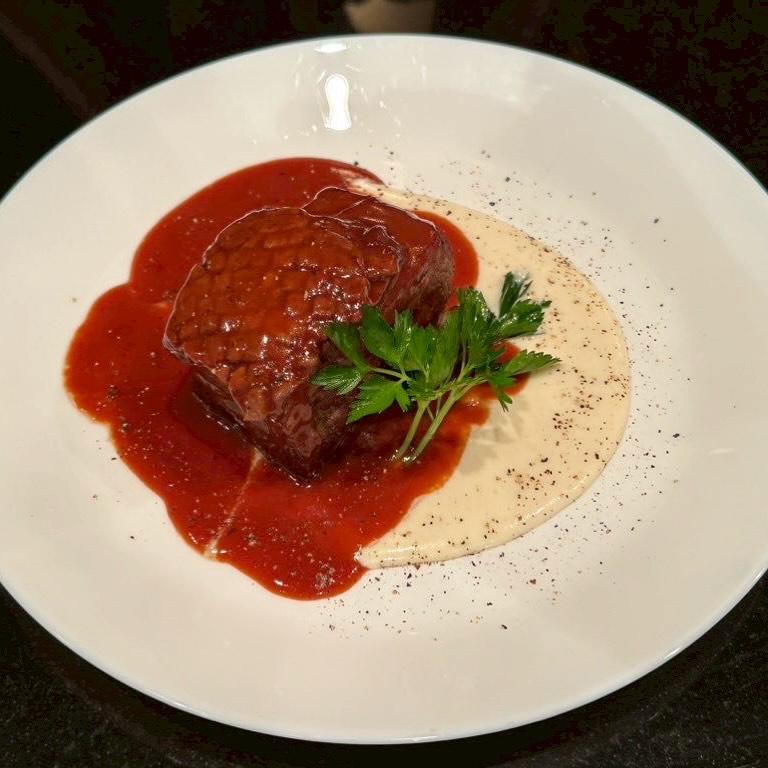 豚肉の赤ワインブレゼ
じっくり煮込んだ豚バラはホロホロと柔らかい食感🤤
肉汁、赤ワインのソースの染み込んだマッシュポテトも👍
・
・
・
・
・
#新宿 #新宿グルメ #新宿ディナー #歌舞伎 #歌舞伎グルメ #フレンチ #ダイニングバー #バー #居酒屋 #カフェ #夜カフェ