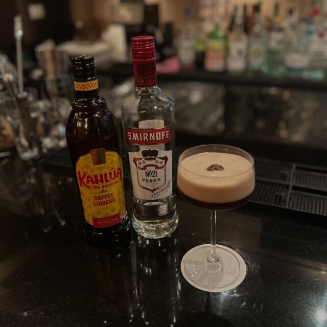 ☕️エスプレッソマティーニ
淹れたてのエスプレッソが香り高い、スイーツのお供にも、締めの一杯にもおすすめのカクテル

エスプレッソ
ウォッカ
カルーア

・
・
・
・
・
#新宿グルメ #歌舞伎グルメ #ダイニングバー #カフェ #カクテル