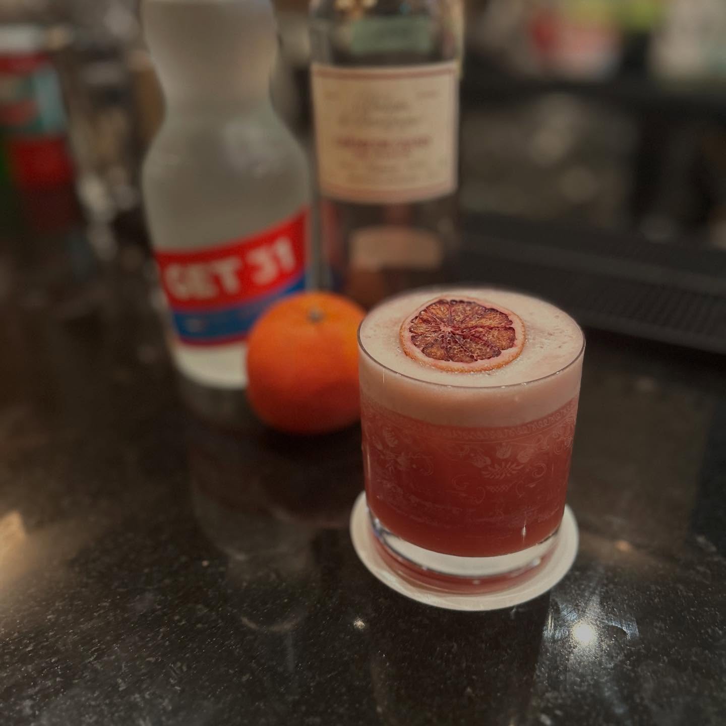 🩸ブラットオレンジのミントカシオレ

ブラットオレンジにしかないパワフルな柑橘の旨味とカシスの濃厚な甘さ。ミントの爽やかな香りが、上品で、しつこくない味わいをもたらしてくれる。
・
・
フレッシュブラットオレンジ
ウォッカ
クレームドカシス
ホワイトミントリキュール
・
・
・
・
・
#新宿グルメ #歌舞伎グルメ #ダイニングバー #カフェ #カクテル