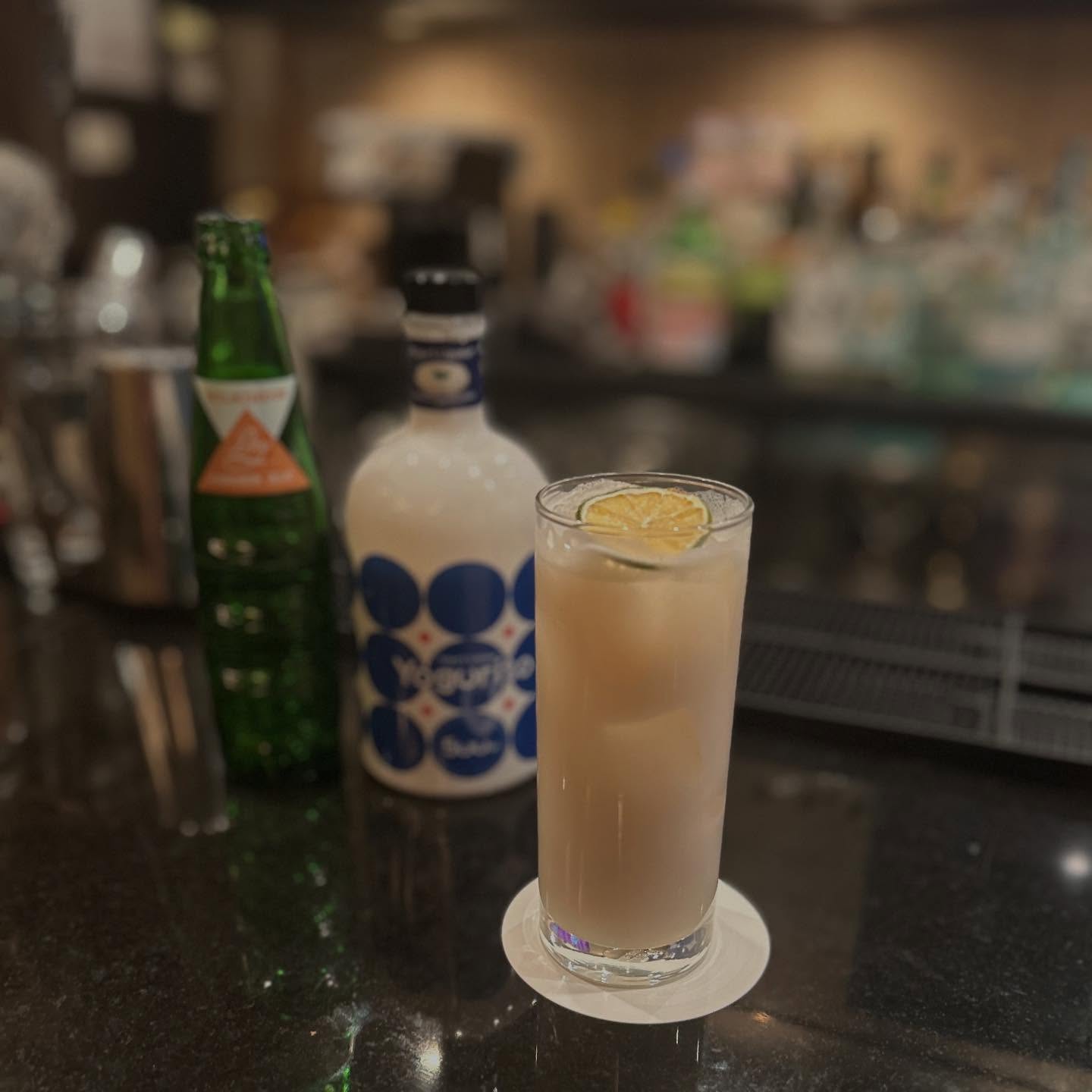 🍦スコール風ロングカクテル
スタッフもイチオシのシンプルなカクテルです！
一杯目に是非！

ヨーグルトリキュール
ジンジャーエール甘口
・
・
・
・
#新宿グルメ #歌舞伎グルメ #ダイニングバー #カフェ #カクテル