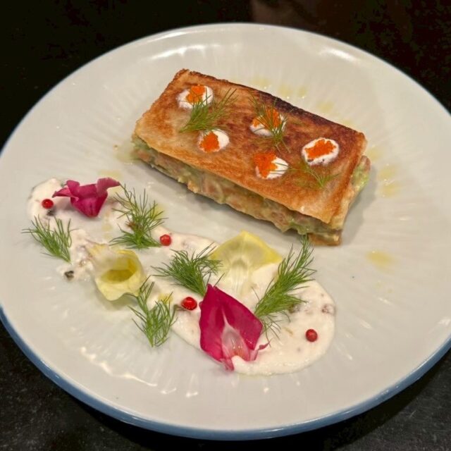 サーモンとアボカドのプレッセ

プレッセとは食材を型に詰めて重しをしてプレスし、冷やし固めて作る、テリーヌの一つ

ソースはヨーグルト、クリームチーズ、レリッシュピクルス、はちみつ、ハーブソルトで仕上げています
・
・
・
・
・
#新宿グルメ #歌舞伎グルメ #ダイニングバー #カフェ