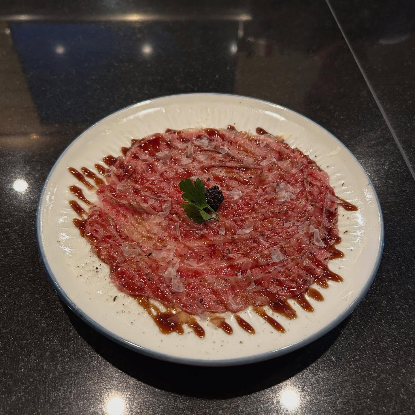 🐄和牛の炙りカルパッチョ
新鮮な和牛を炙り、刻んだパルメザンチーズとキャビアをトッピングした、贅沢な一皿。
ここだけの話、1,500円以下なんです！わお！
・
・
・
・
・
#新宿グルメ #歌舞伎グルメ #ダイニングバー #カフェ #和牛