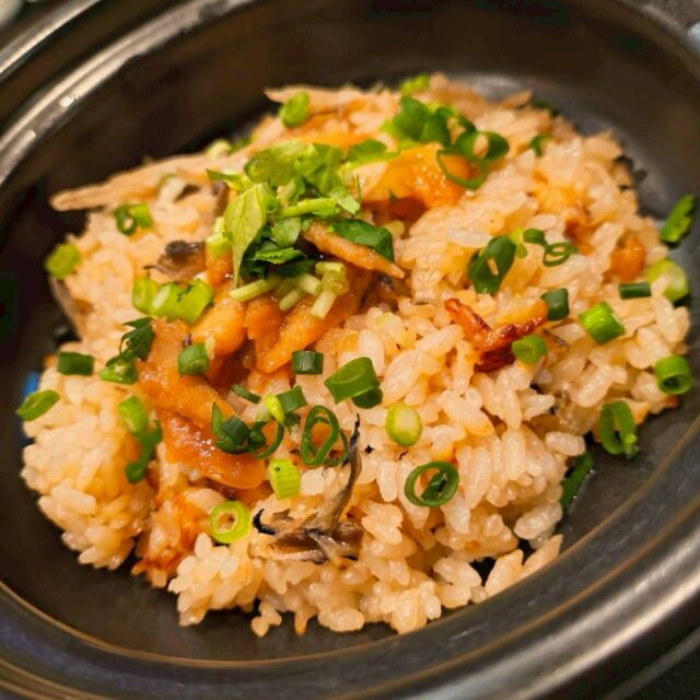 🍲穴子とごぼうの混ぜご飯
身のふっくらした穴子の旨みの染み込んだ混ぜご飯は絶品！
お出汁をかけても◎
・
・
・
・
・
#新宿ディナー #歌舞伎ディナー #ダイニングバー #夜カフェ #土鍋ご飯