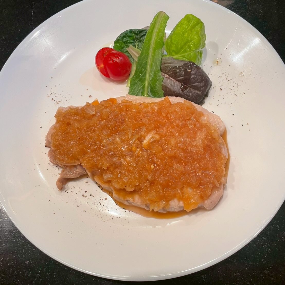 ポークロースのジンジャーアップルシャリアピン

りんごと玉ねぎに使ったお肉はとっても柔らかくてジューシー🍴
・
・
・
・
・
#新宿ディナー #歌舞伎ディナー #ダイニングバー #夜カフェ #ステーキ